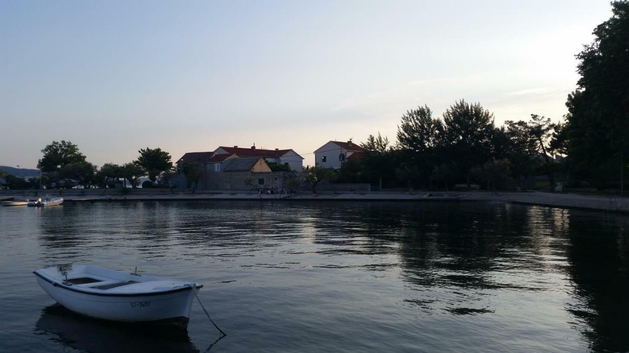 Ferienwohnung Dvor Ana Kaštela Exterior foto