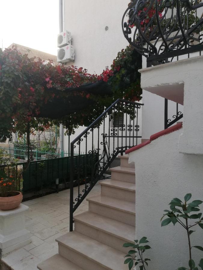 Ferienwohnung Dvor Ana Kaštela Exterior foto
